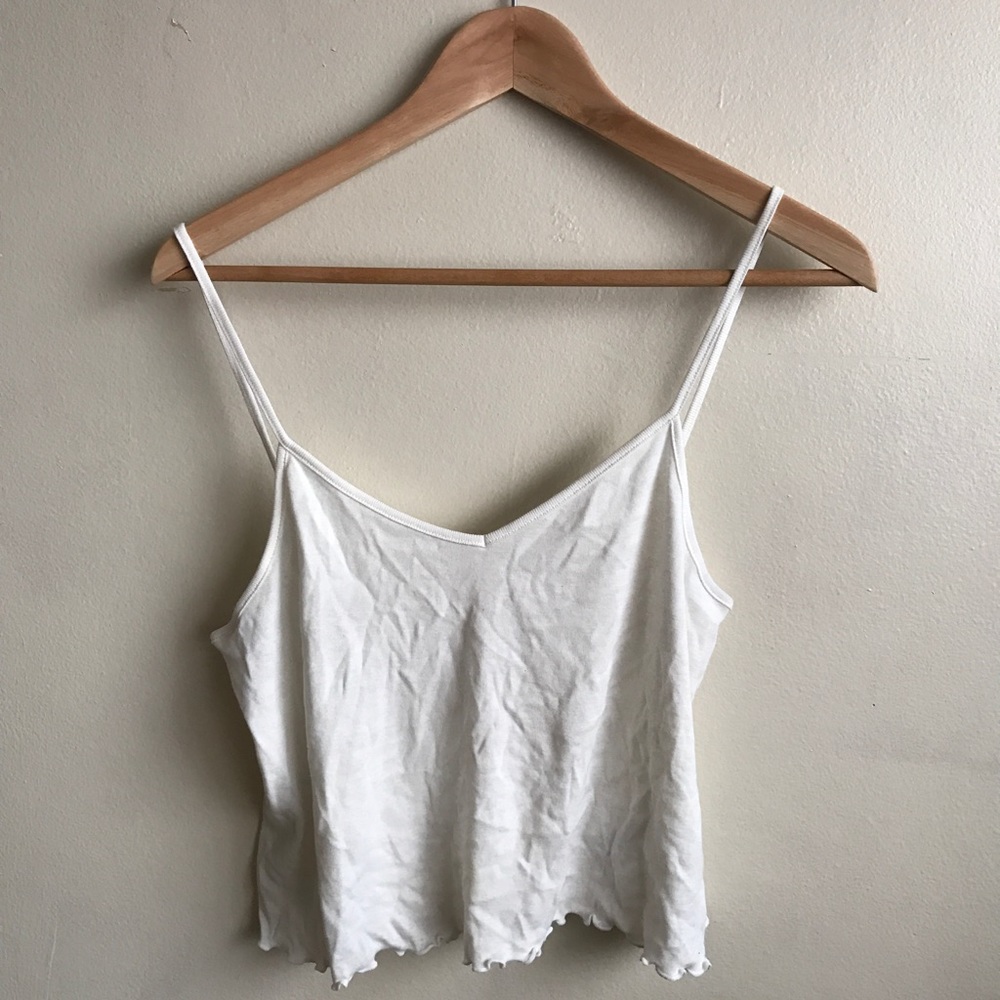 Cute white crop top 🌱