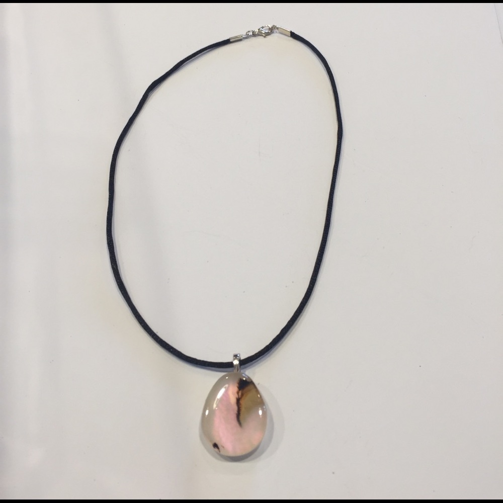 Necklace with iridescent stone