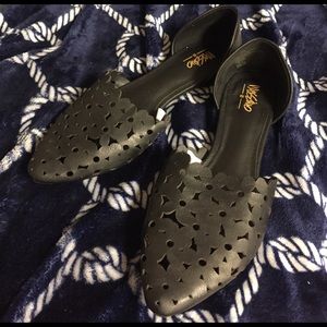 Mossimo flower flats