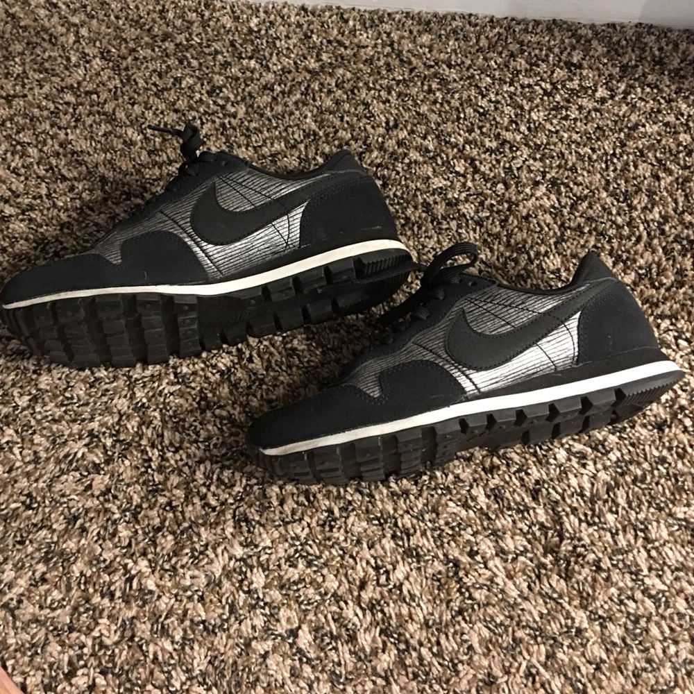 Nike - Picture 2 of 4