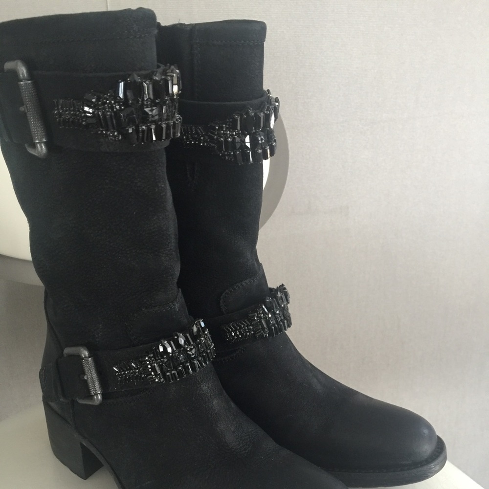 Vera Wang Boots