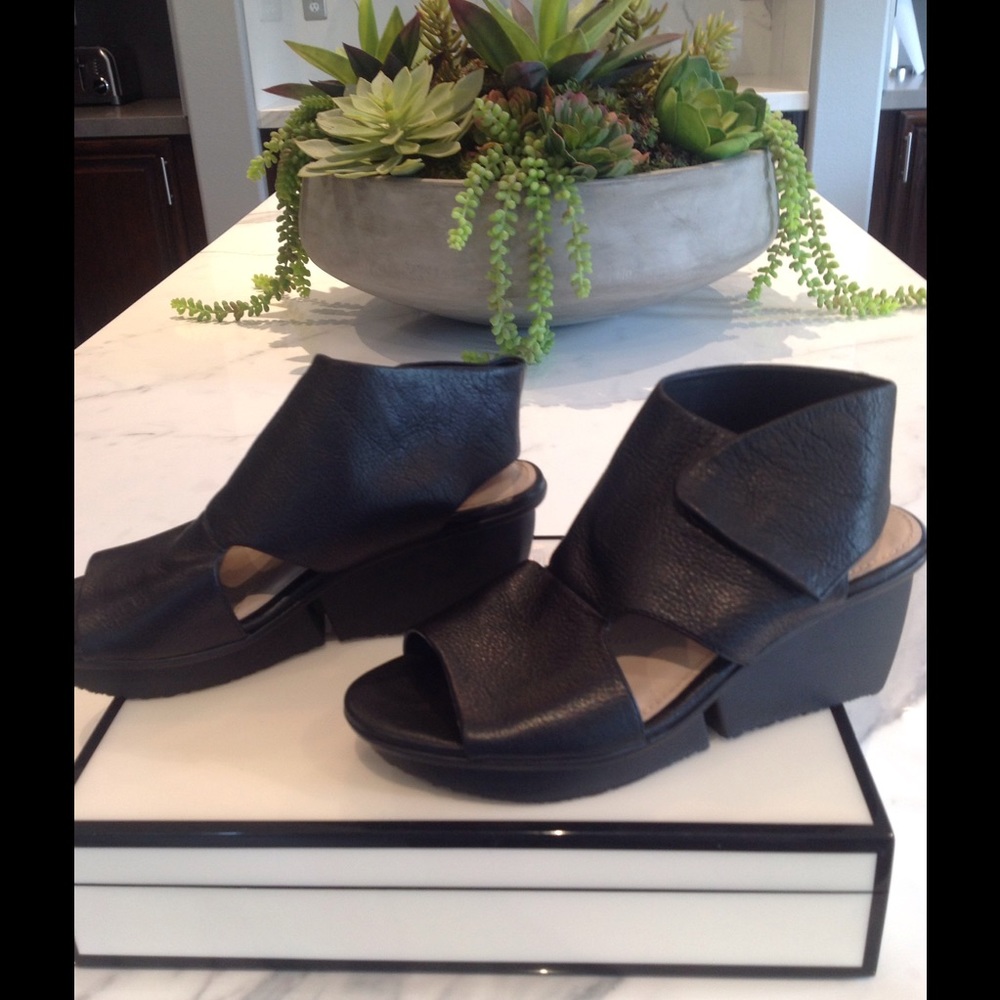 Naya wedge sandal in black
