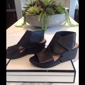 Naya wedge sandal in black