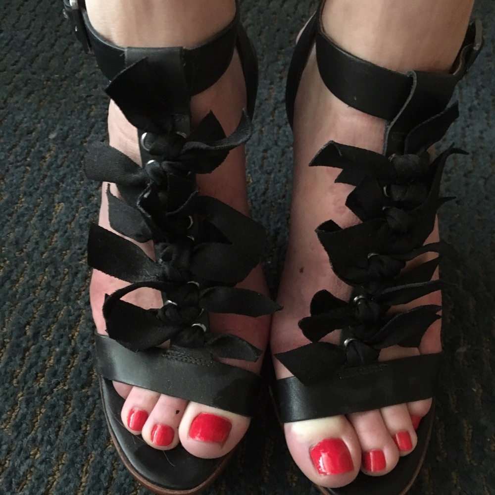 Bow heels