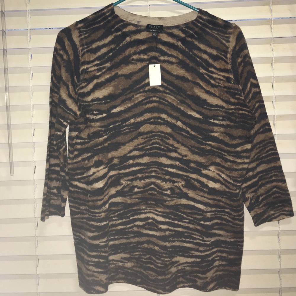 Patterned quarter length sleeve sweater
