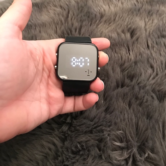 One face watch - Picture 2 of 3