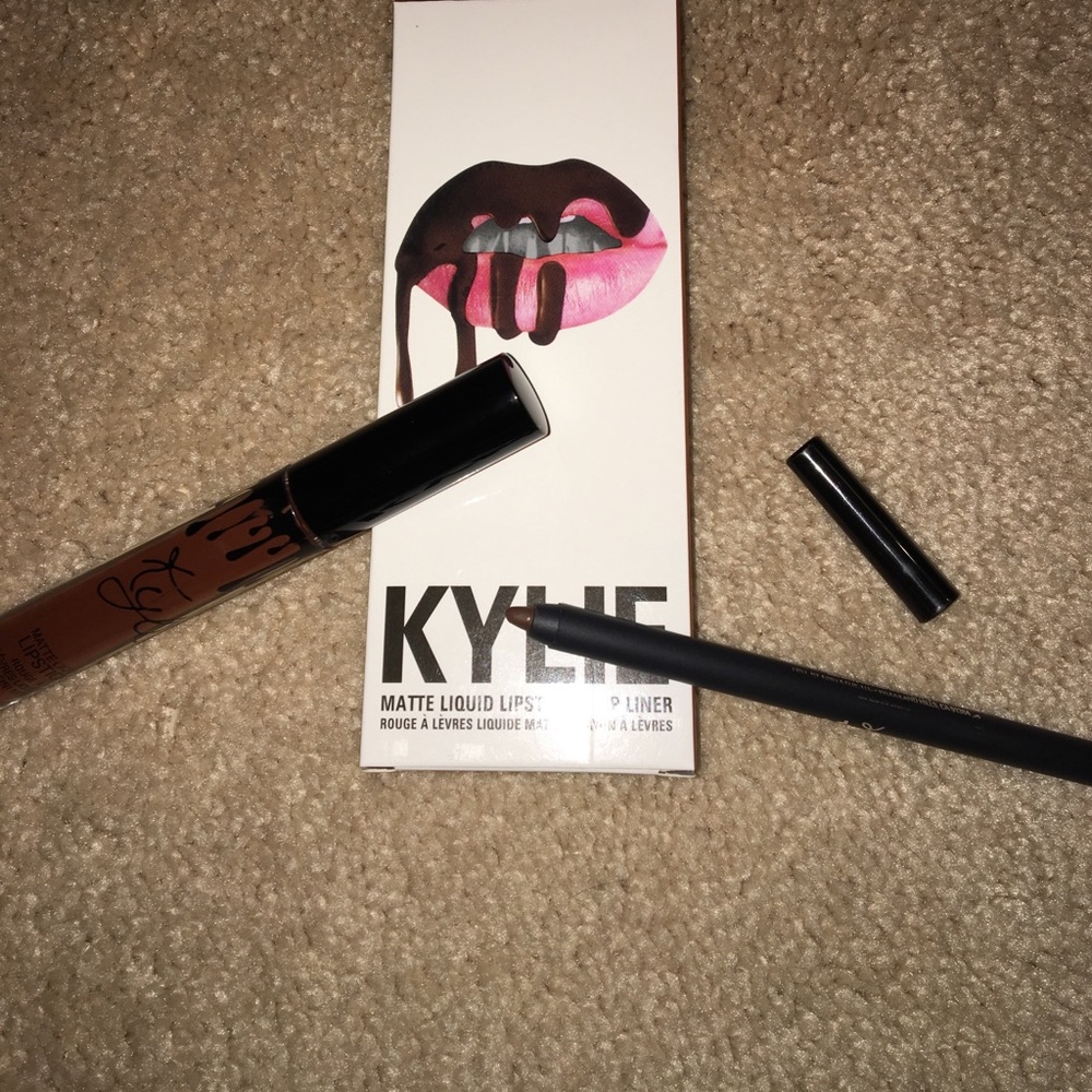 Kylie Jenner - Picture 2 of 3