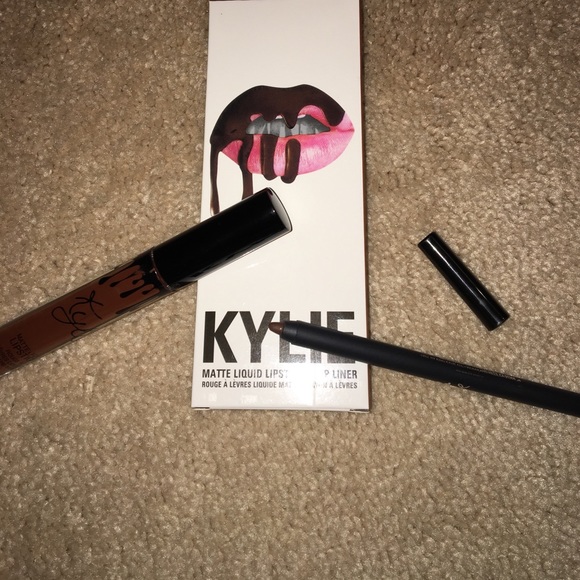 Kylie Jenner - Picture 2 of 3