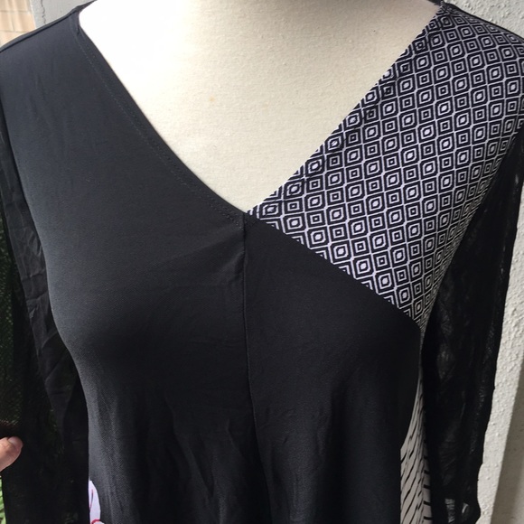 🎉SOLD🎉NWOT Chico's Travelers Black Floral Tunic - Picture 3 of 4