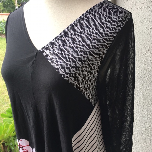 🎉SOLD🎉NWOT Chico's Travelers Black Floral Tunic - Picture 4 of 4