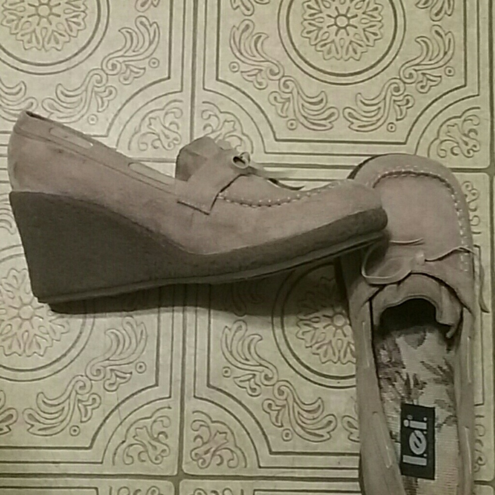 L.E.I. moccasin wedges