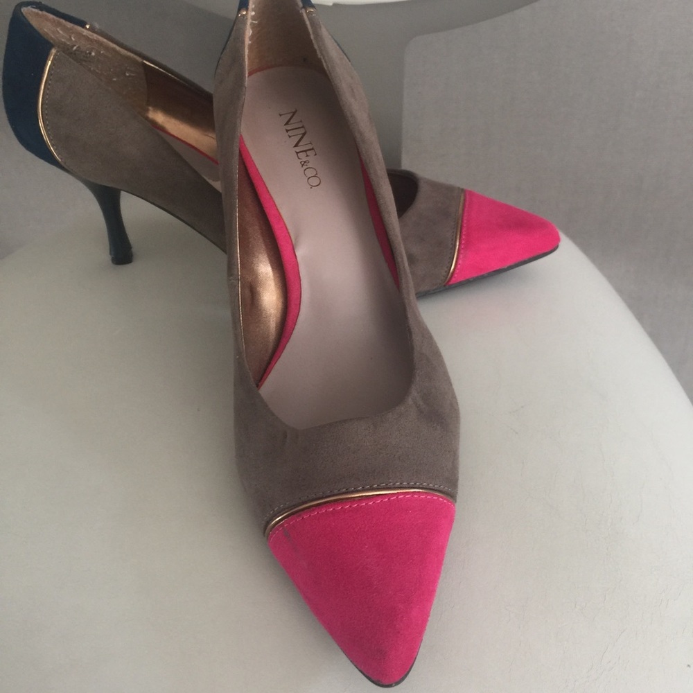 Color blocked pumps