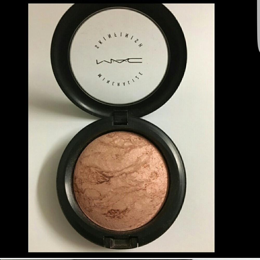MAC mineralized skin finish light flush