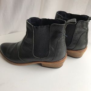 Leather ankle boots with brown bottom