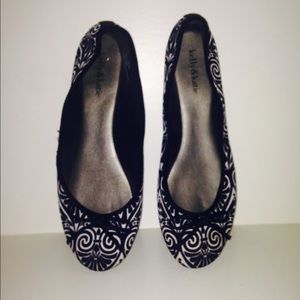Black & White Swirl Design Flats