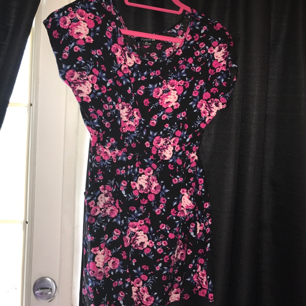 Short floral dress with pockets
