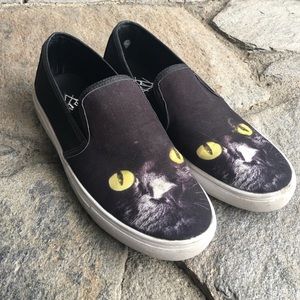 YRU black cat sneaker