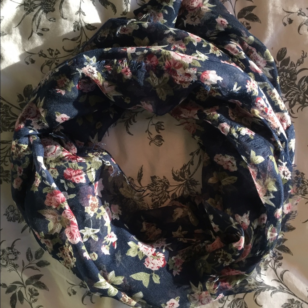 🌸 Floral infinity scarf! 🌸