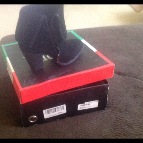 Black booties new never worn - Picture 3 of 3