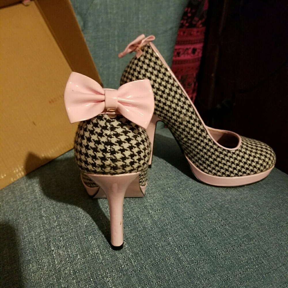 Pin Up houndstooth pumps