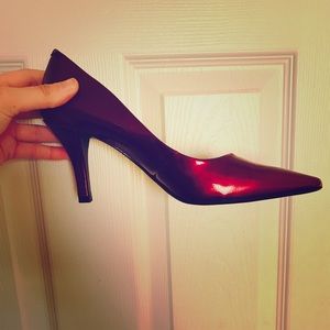 Shinny deep red heels 👠