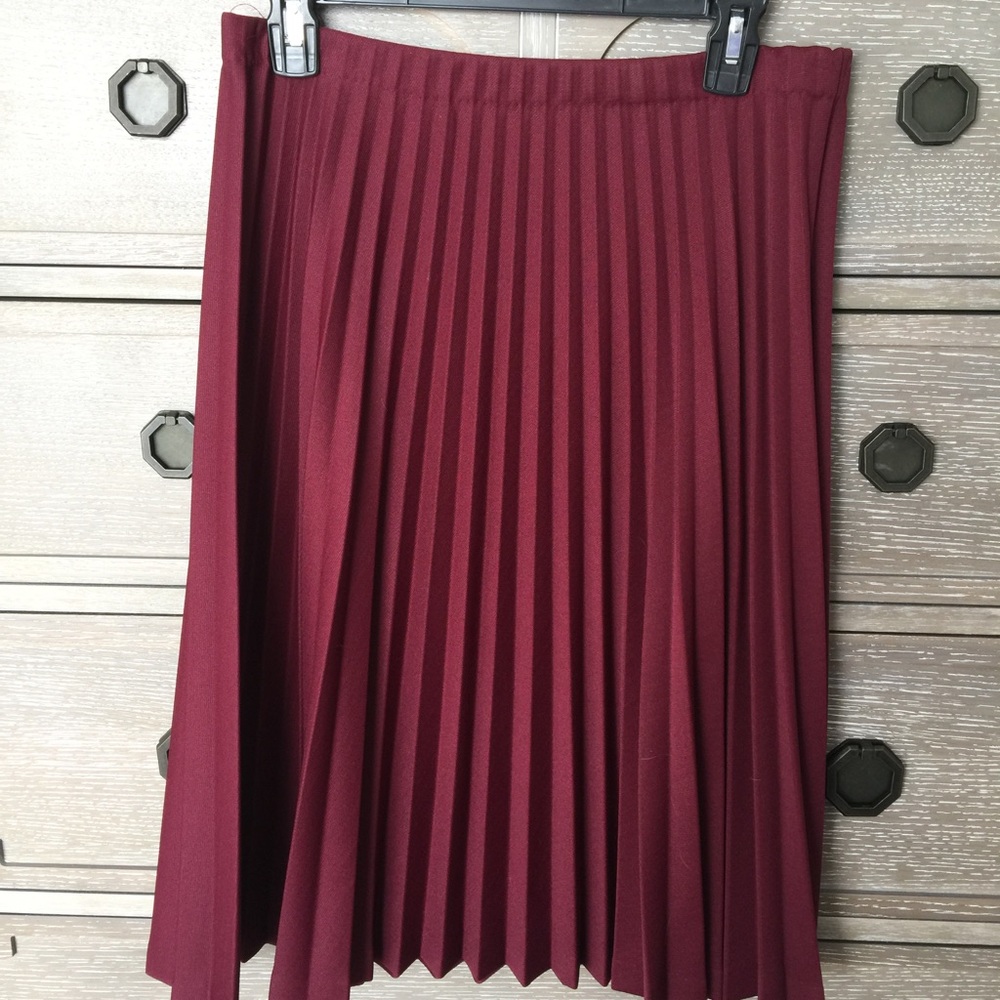 On trend pleated knee length skirt