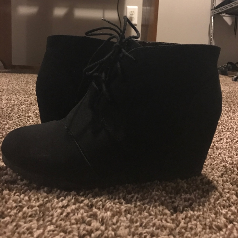 Cute black wedges size 9 1/2