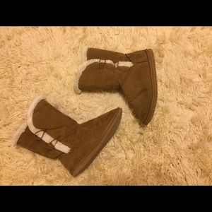 ✨B2G1✨OLD NAVY Soft Fuzzy Boots