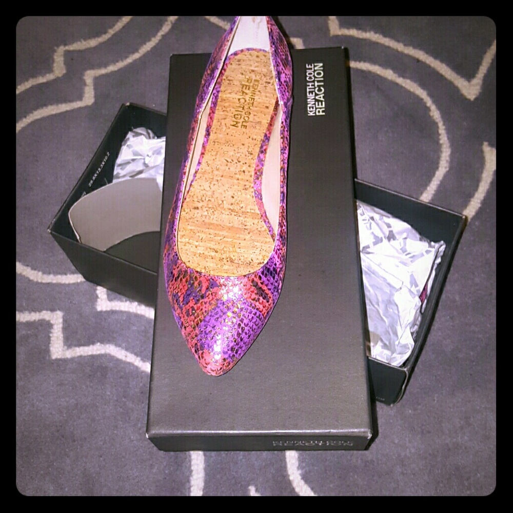 KENNETH COLE REACTION ruby/gold flats