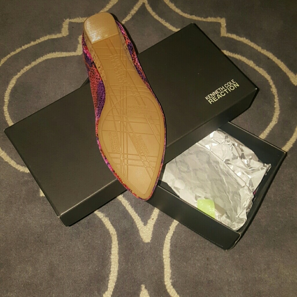 KENNETH COLE REACTION ruby/gold flats - Picture 2 of 3