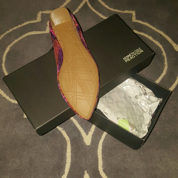 KENNETH COLE REACTION ruby/gold flats - Picture 2 of 3