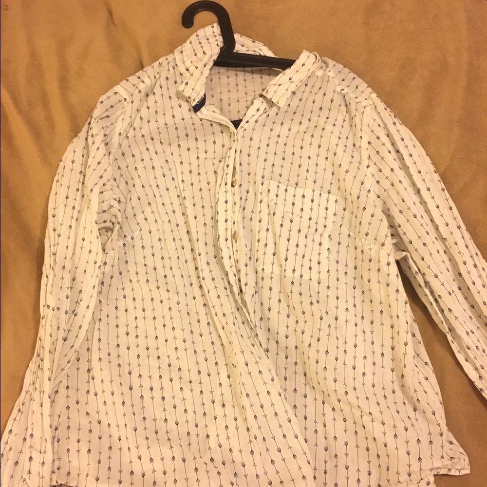 LAST CHANCE: Super cute arrow print button up. 2X