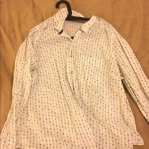LAST CHANCE: Super cute arrow print button up. 2X