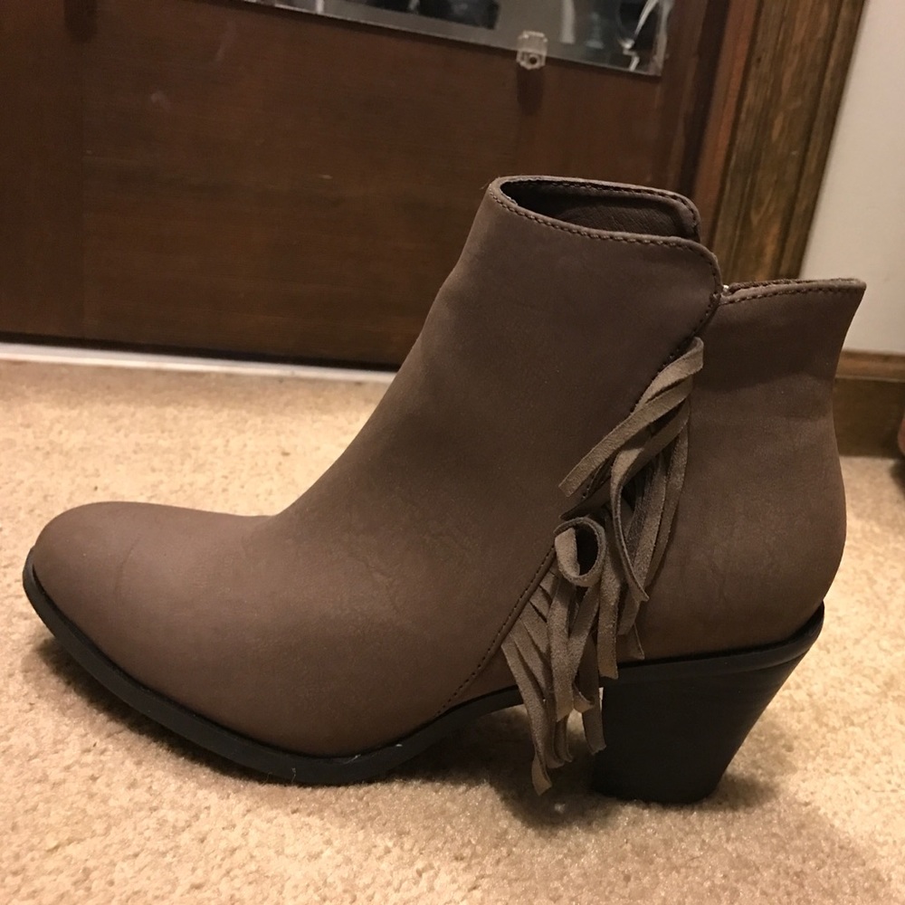 Ankle fringe boots