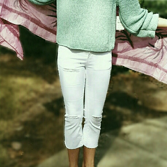 Destroyed Bright White Stretchy Denim Capri's - Picture 4 of 6