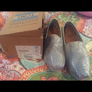 Women's TOMS BRAND NEW Silver Glitter