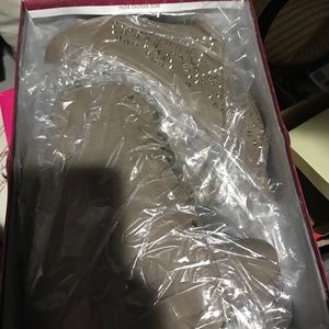 Taupe shoe wedge with spikes