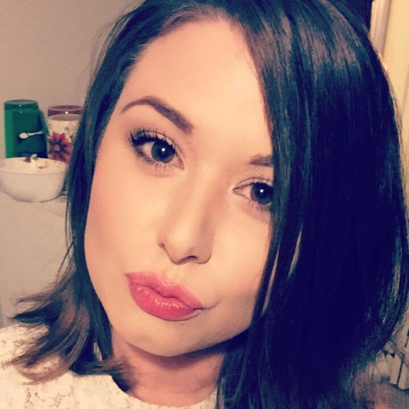 Meet your Posher, Cassandra - Picture 1 of 6