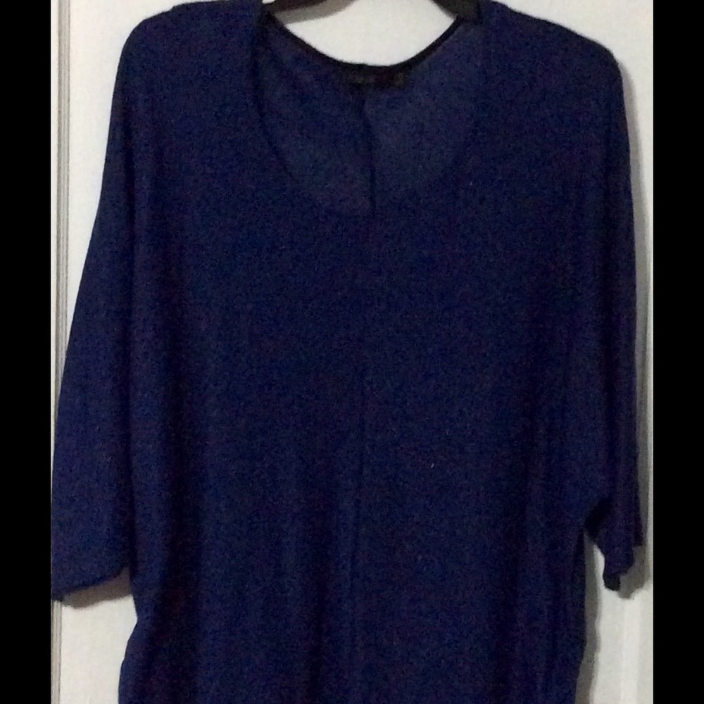 Beautiful blue lightweight 3/4 sleeves