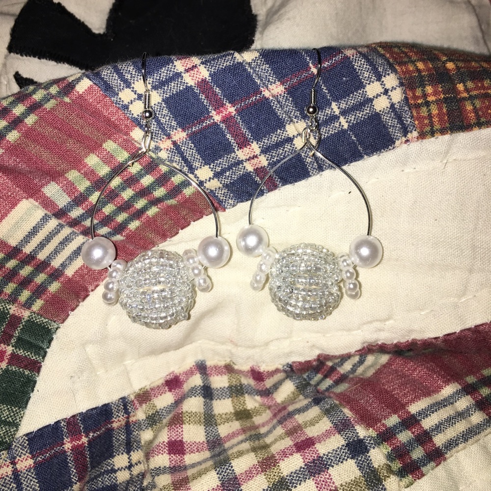 Cute pearly white earrings - Picture 1 of 2