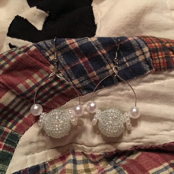 Cute pearly white earrings - Picture 2 of 2