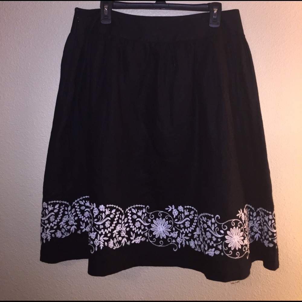 Style & Co Black linen skirt w/white embroidery