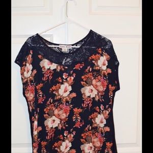 NWT Large floral blouse with lace detailing