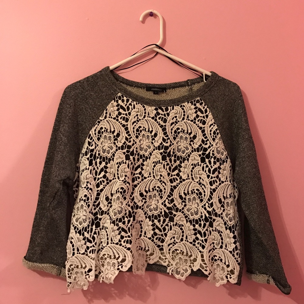Cropped lace long sleeved shirt