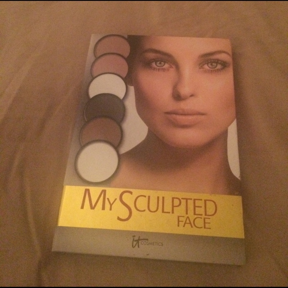 It cosmetics contouring pallet