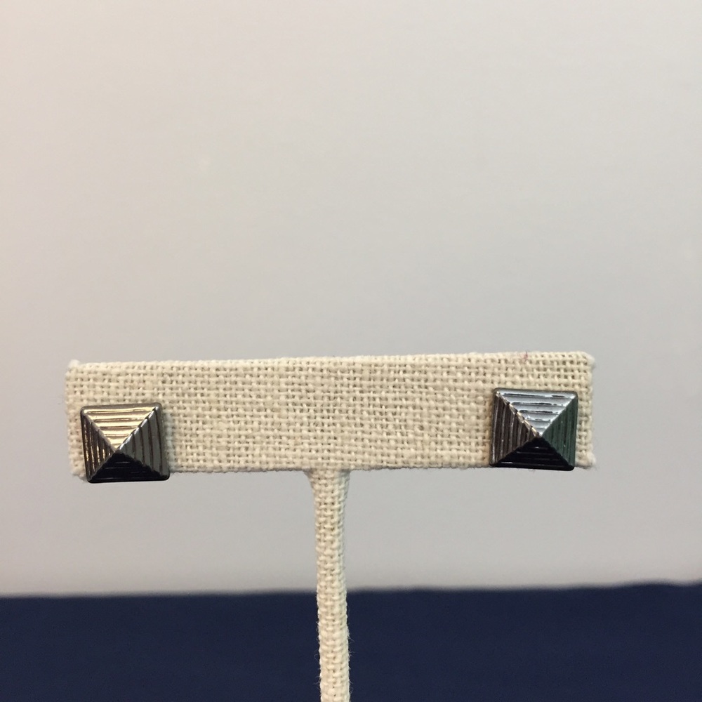 ❗️LAST CHANCE❗️LIA SOPHIA Square Studs