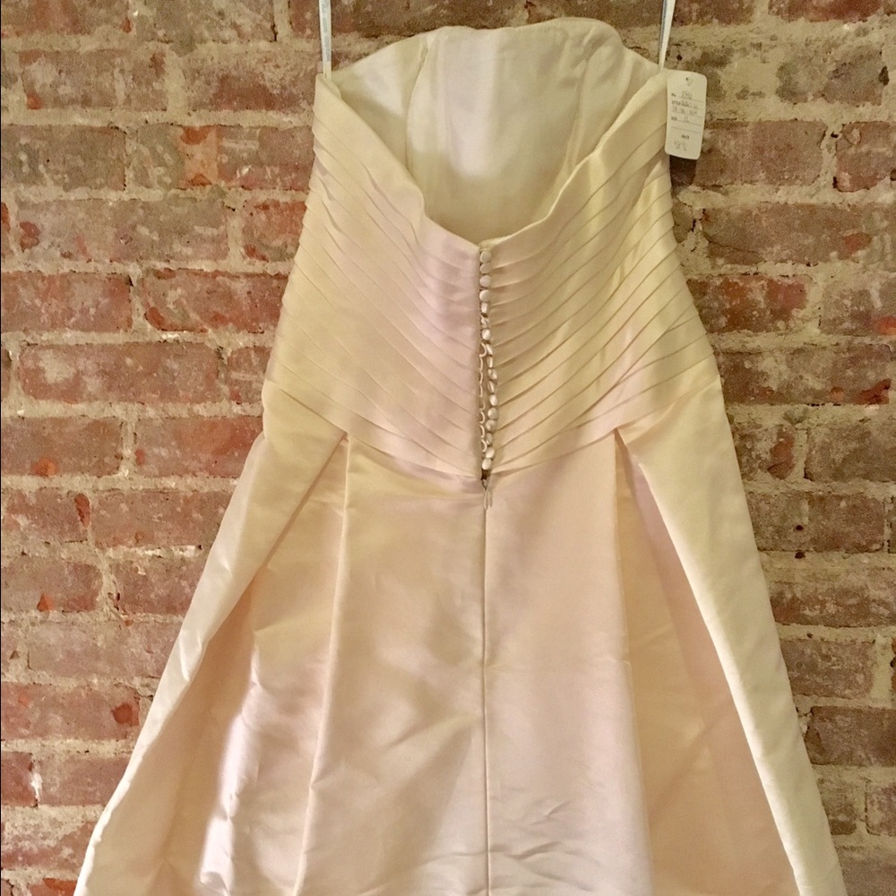Never worn, 100% silk ivory wedding gown  - Picture 3 of 4