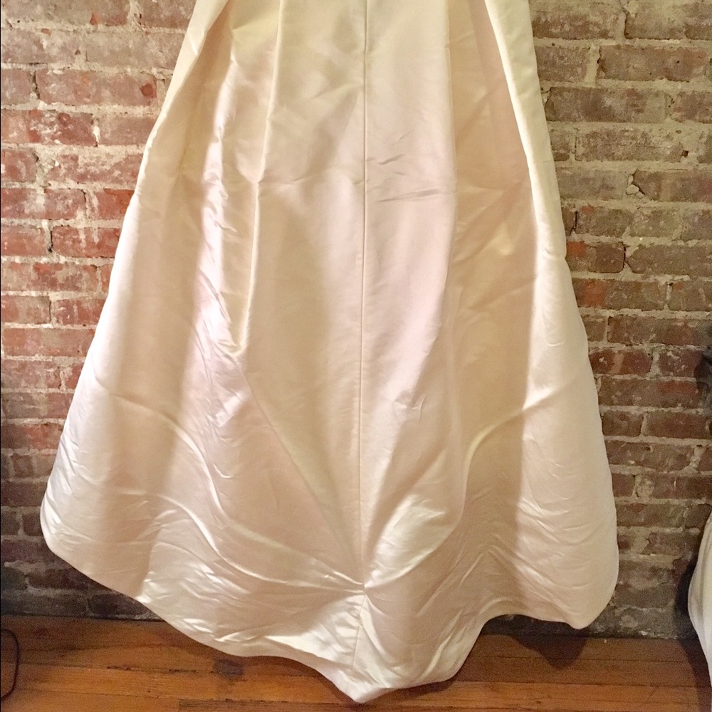 Never worn, 100% silk ivory wedding gown  - Picture 4 of 4