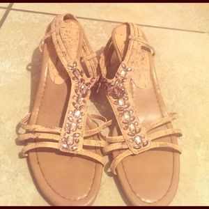 Sandals with small wedge