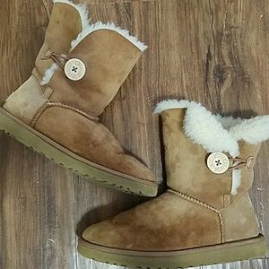 MAKE AN OFFER! Size 7 UGG with a defect